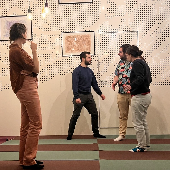 Manager s'entraînant à un entretien de recadrage en atelier