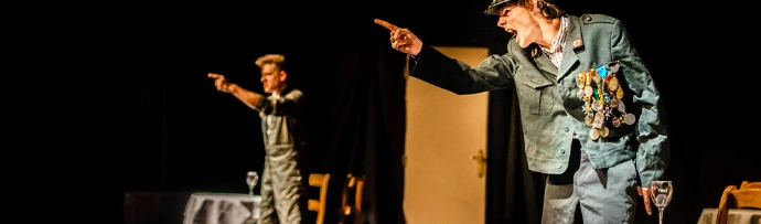 Thomas Haddad en comédien sur scène de théâtre