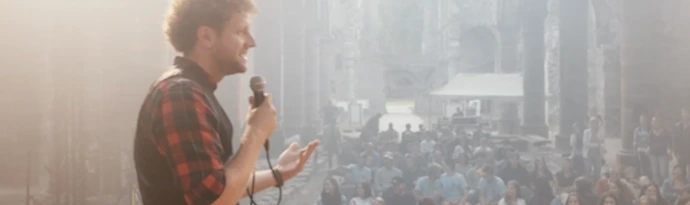 Thomas Haddad en présentateur scénique lors d&#39;un événement